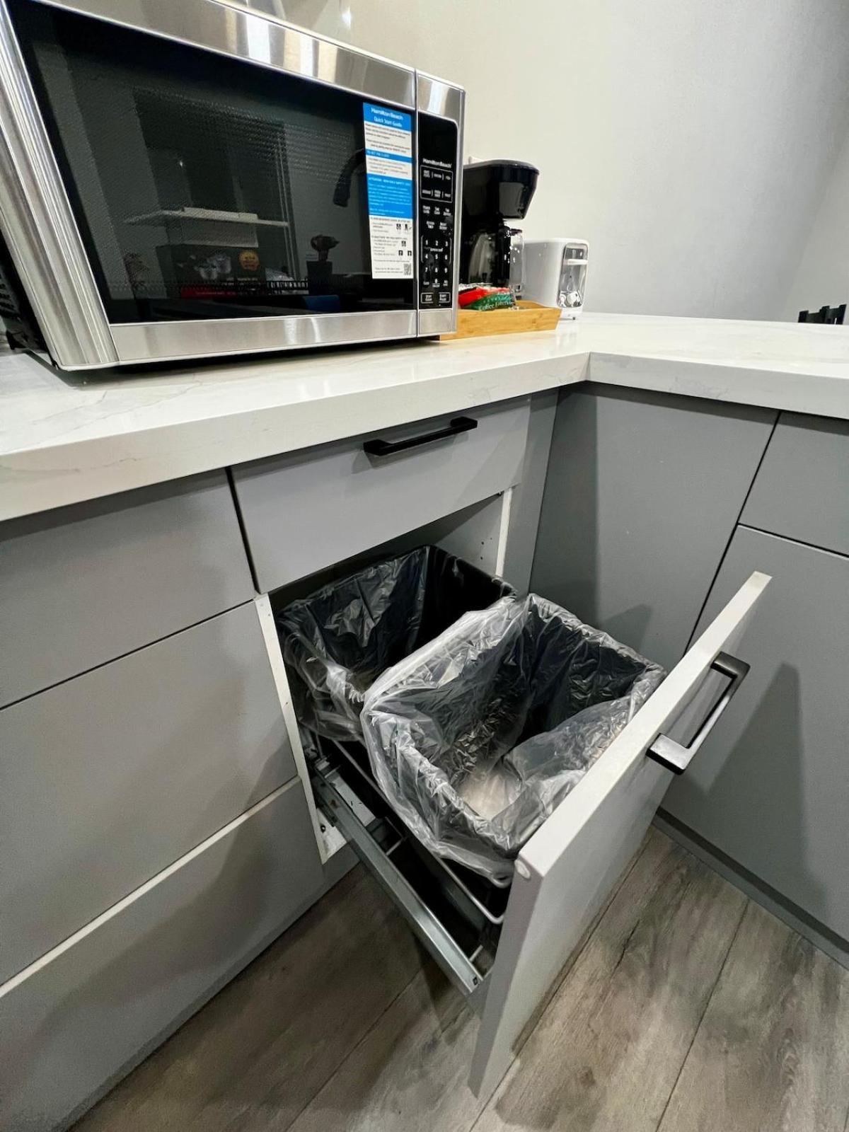 Apartment Spacious Private Upper Floor 4br 5 Beds 2 Bath & Kitchen Toronto