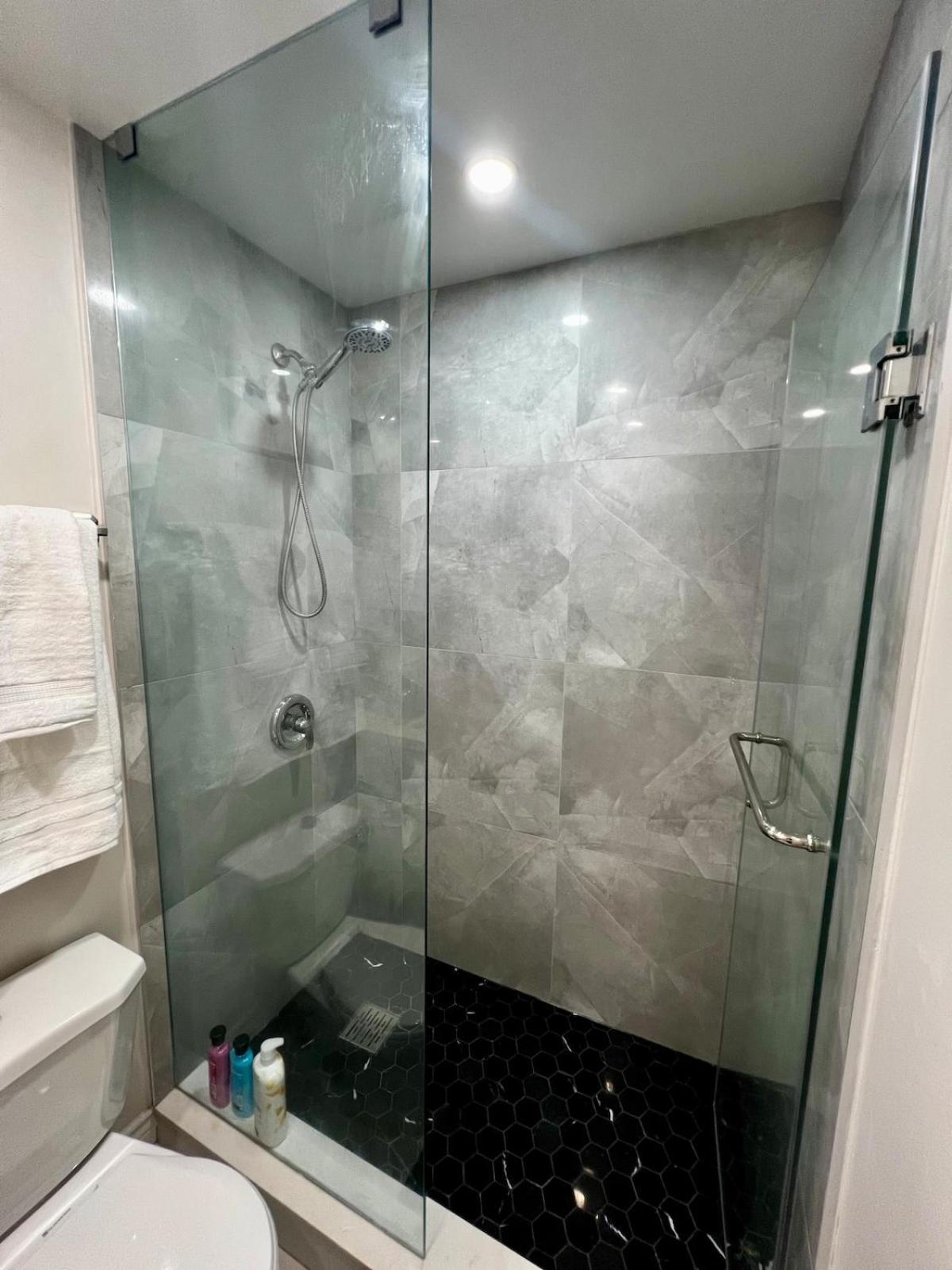 Apartment Spacious Private Upper Floor 4br 5 Beds 2 Bath & Kitchen Toronto