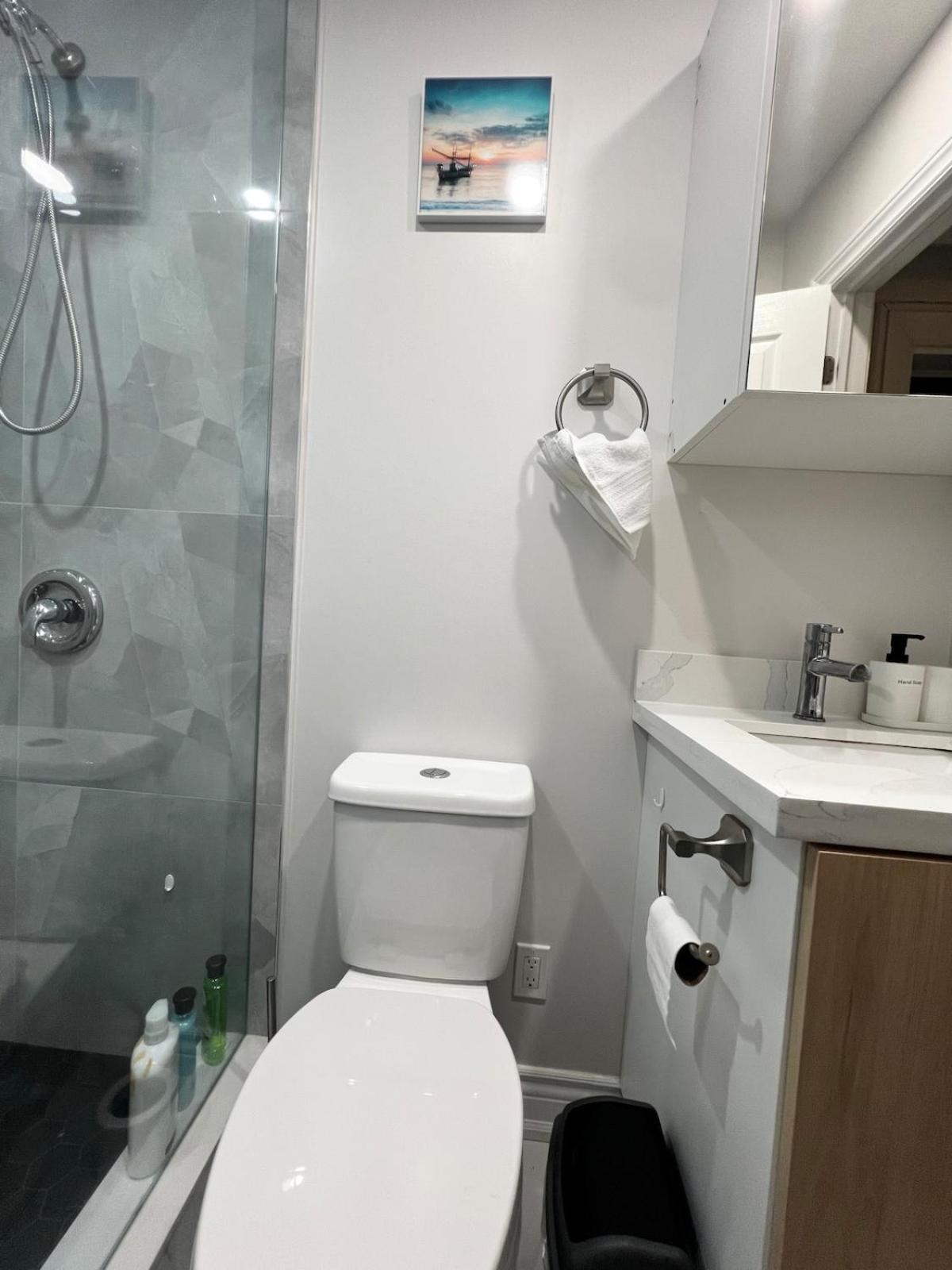 Spacious Private Upper Floor 4br 5 Beds 2 Bath & Kitchen * Toronto