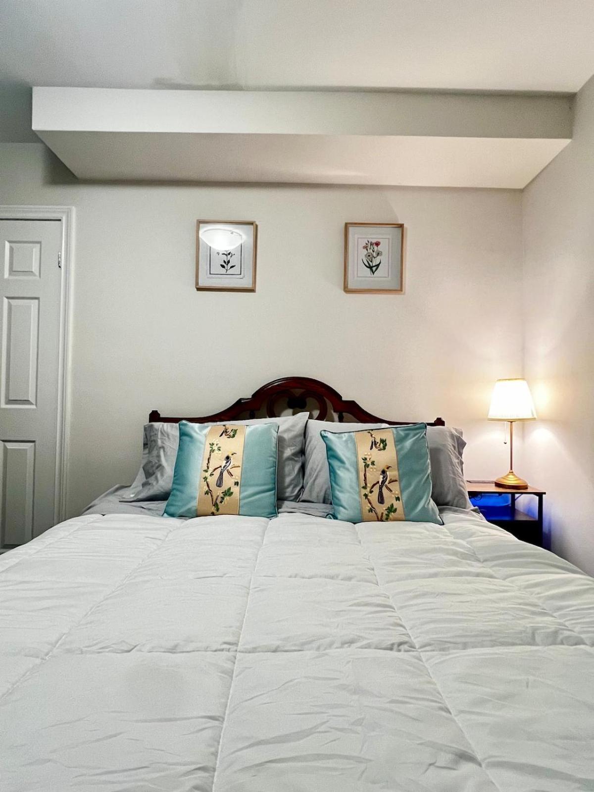 Spacious Private Upper Floor 4br 5 Beds 2 Bath & Kitchen Apartment
