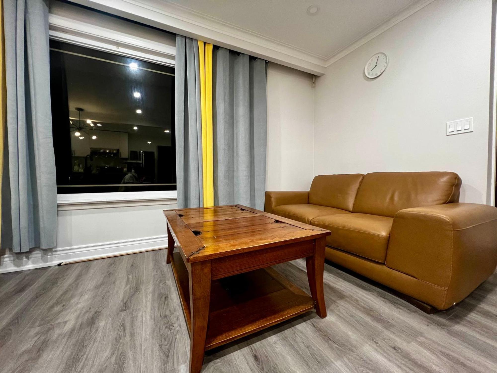 Spacious Private Upper Floor 4br 5 Beds 2 Bath & Kitchen Toronto