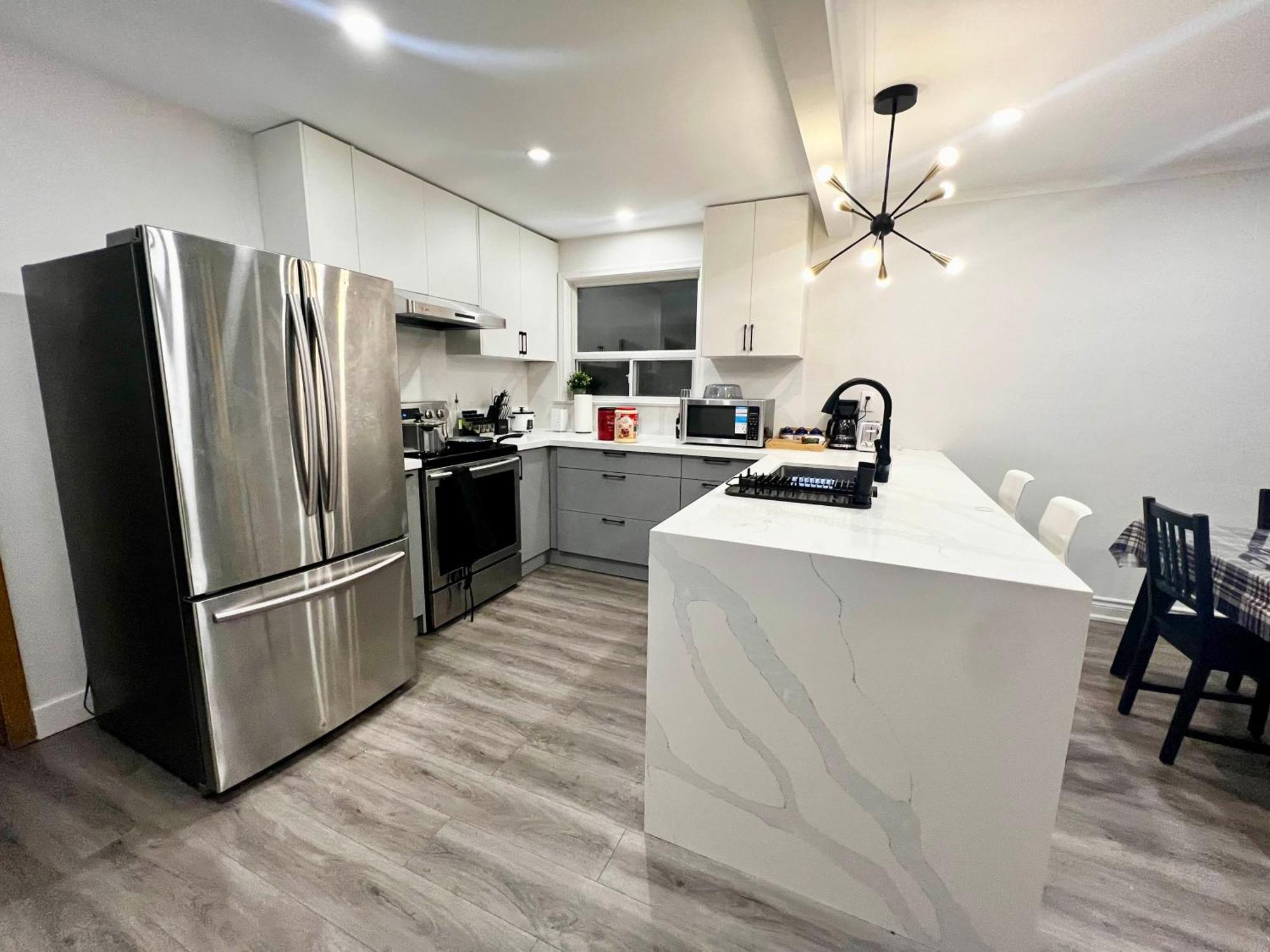 Spacious Private Upper Floor 4br 5 Beds 2 Bath & Kitchen Apartment *