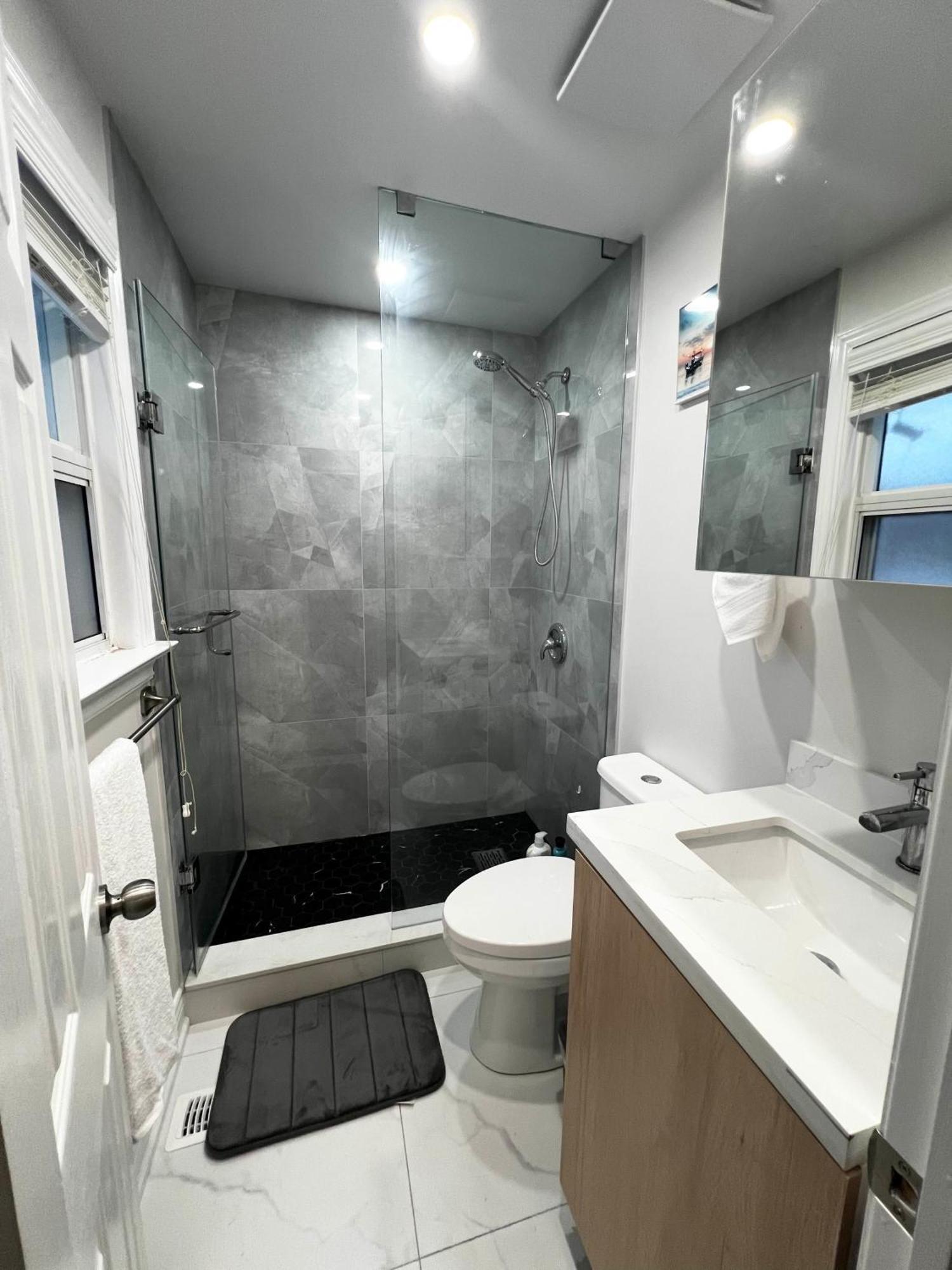 Spacious Private Upper Floor 4br 5 Beds 2 Bath & Kitchen