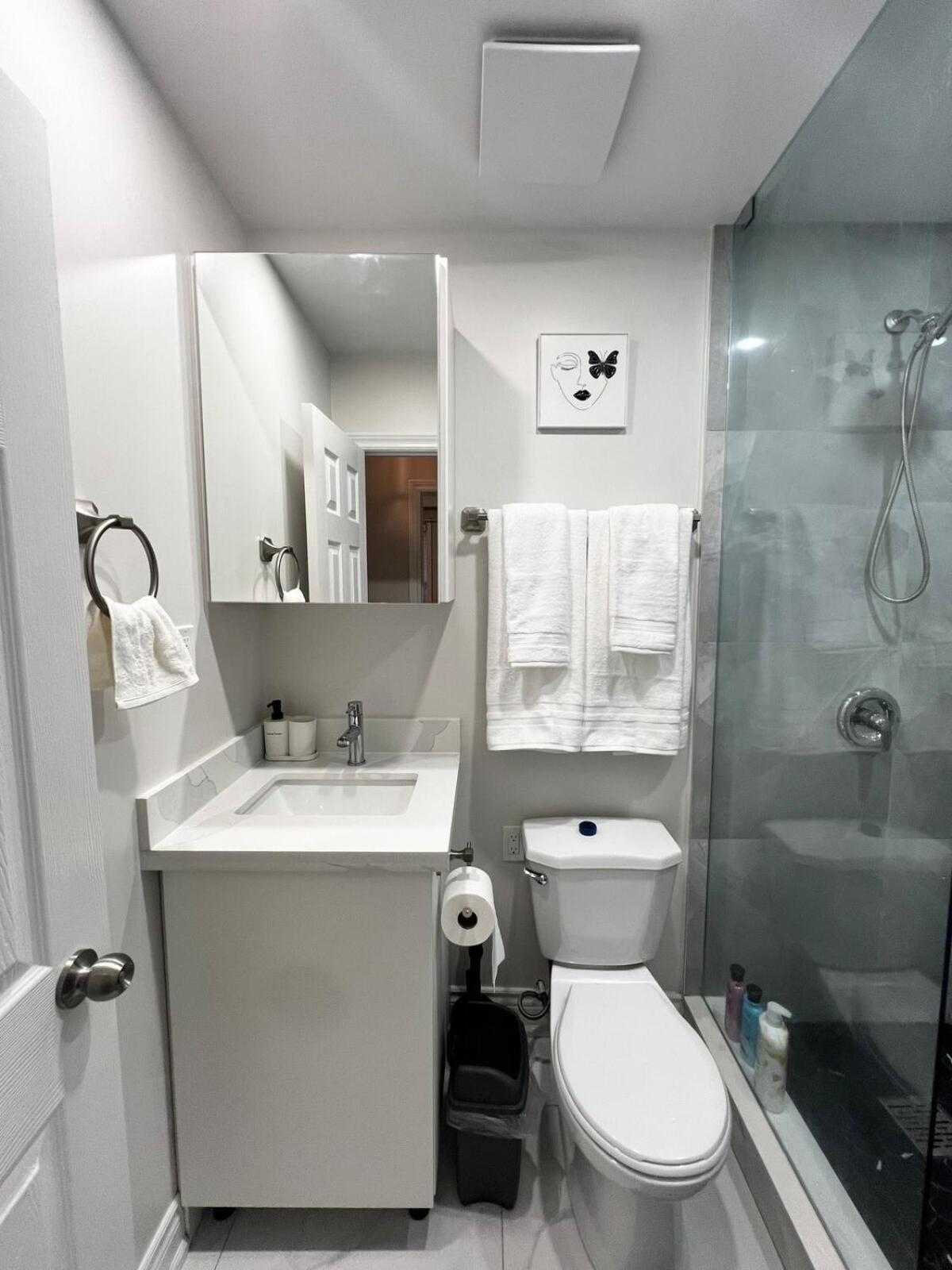 Spacious Private Upper Floor 4br 5 Beds 2 Bath & Kitchen *