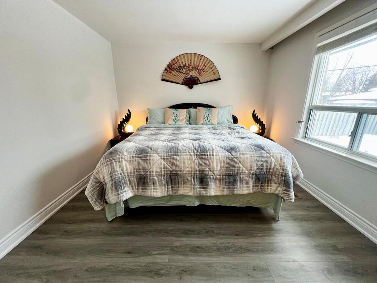 Spacious Private Upper Floor 4br 5 Beds 2 Bath & Kitchen * Toronto