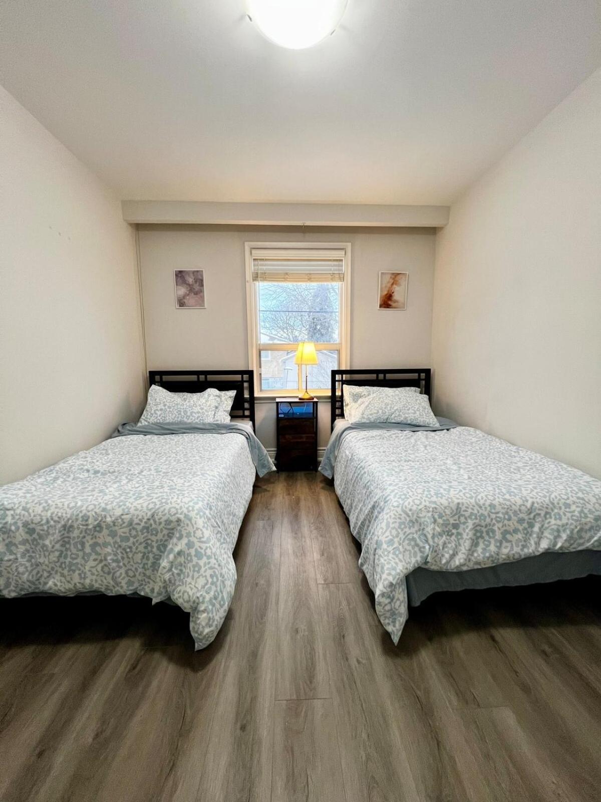 Apartment Spacious Private Upper Floor 4br 5 Beds 2 Bath & Kitchen *