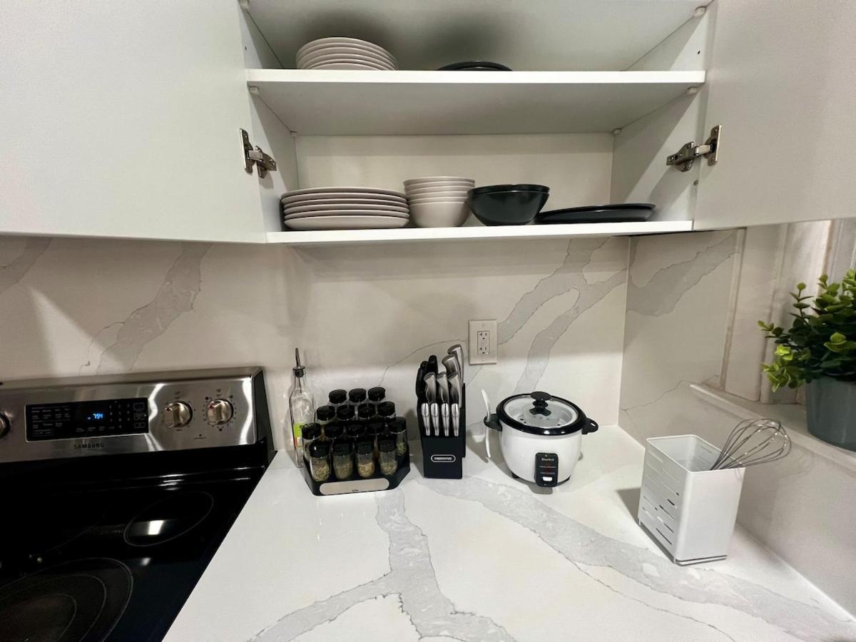 Spacious Private Upper Floor 4br 5 Beds 2 Bath & Kitchen Apartment Toronto