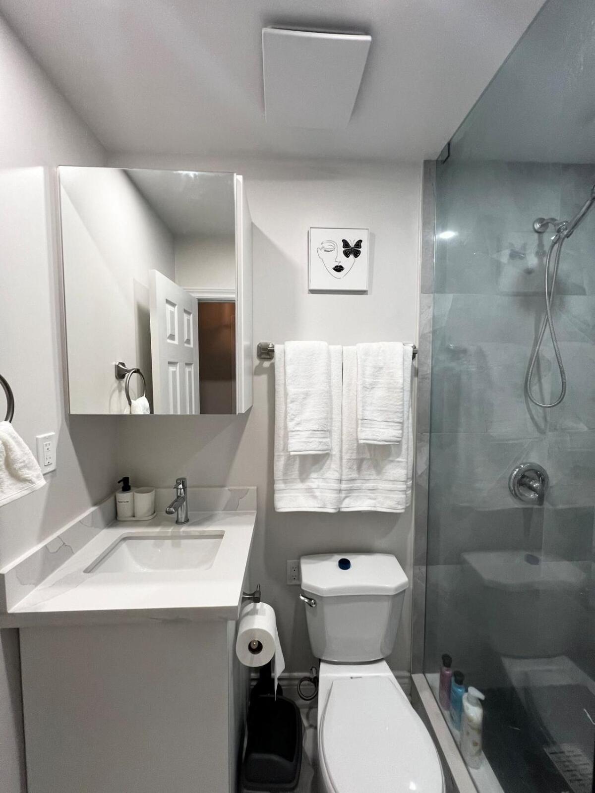 Spacious Private Upper Floor 4br 5 Beds 2 Bath & Kitchen *