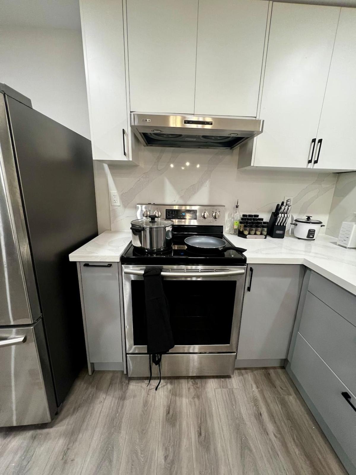 Spacious Private Upper Floor 4br 5 Beds 2 Bath & Kitchen * Toronto