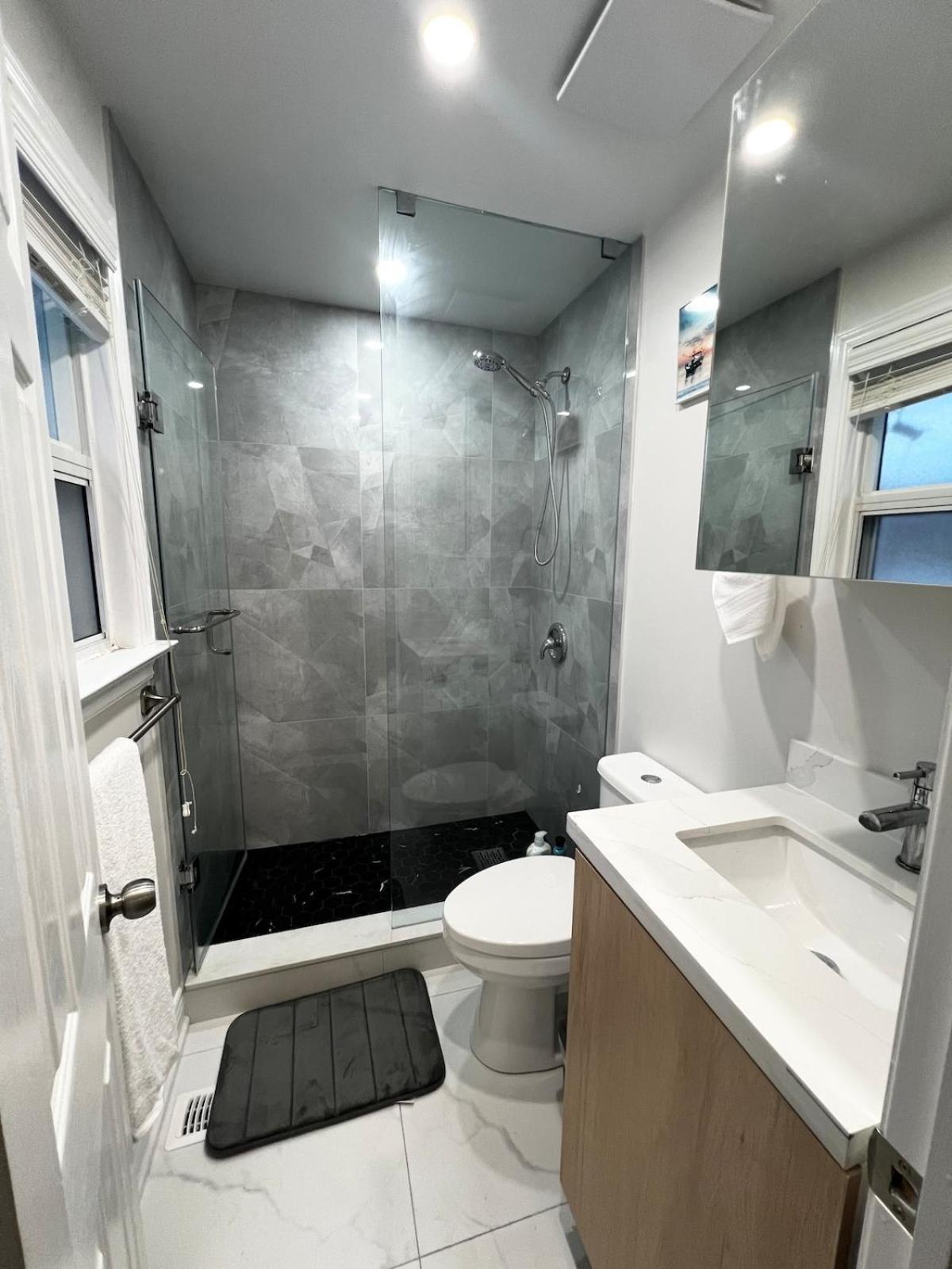 Spacious Private Upper Floor 4br 5 Beds 2 Bath & Kitchen Apartment