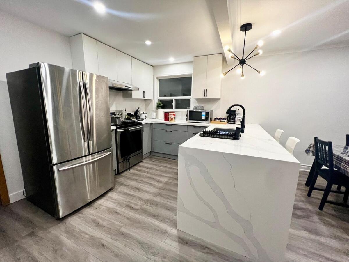 Spacious Private Upper Floor 4br 5 Beds 2 Bath & Kitchen Apartment *