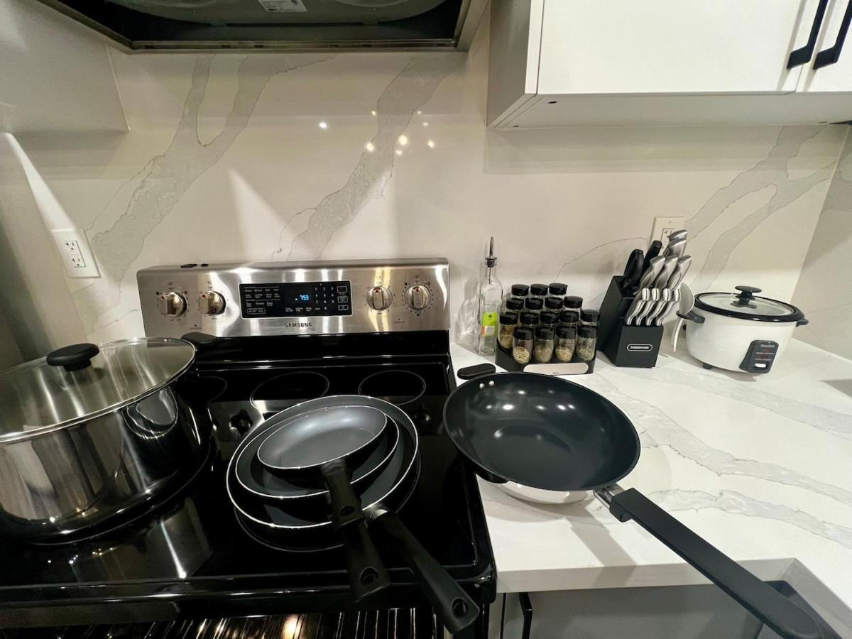 Spacious Private Upper Floor 4br 5 Beds 2 Bath & Kitchen Apartment Toronto