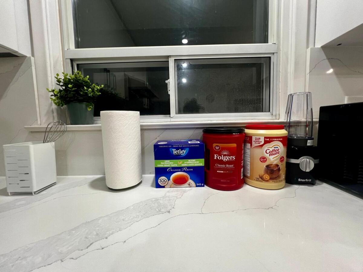 Apartment Spacious Private Upper Floor 4br 5 Beds 2 Bath & Kitchen Toronto