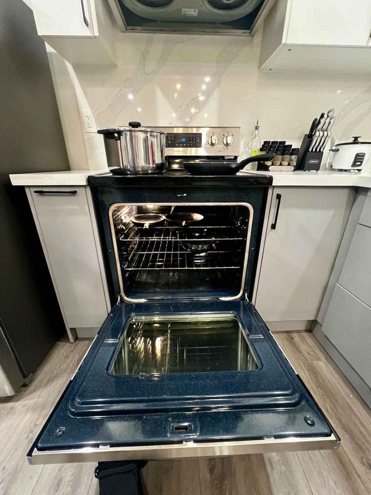 Spacious Private Upper Floor 4br 5 Beds 2 Bath & Kitchen Apartment