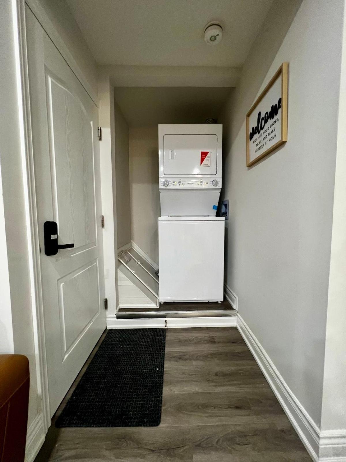 Spacious Private Upper Floor 4br 5 Beds 2 Bath & Kitchen Apartment Toronto