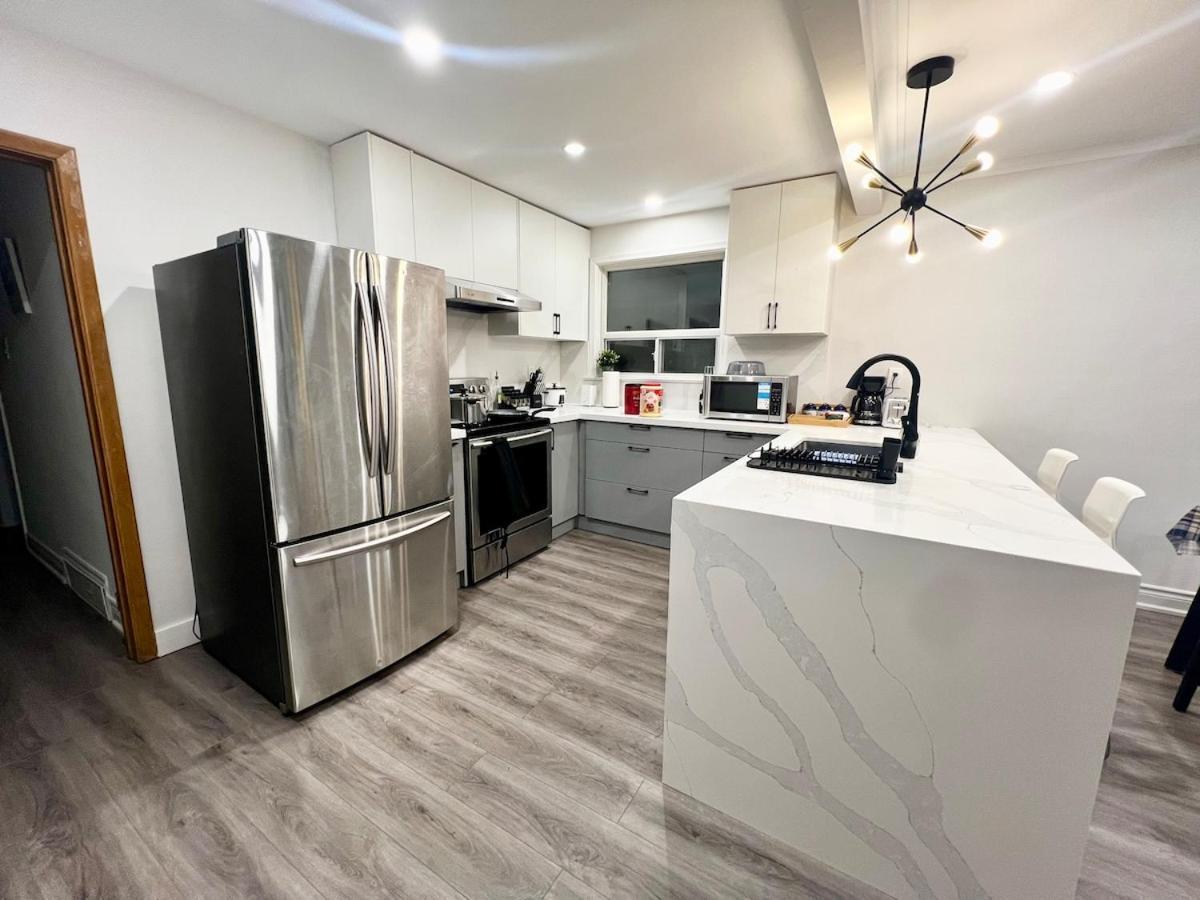 Apartment Spacious Private Upper Floor 4br 5 Beds 2 Bath & Kitchen Toronto