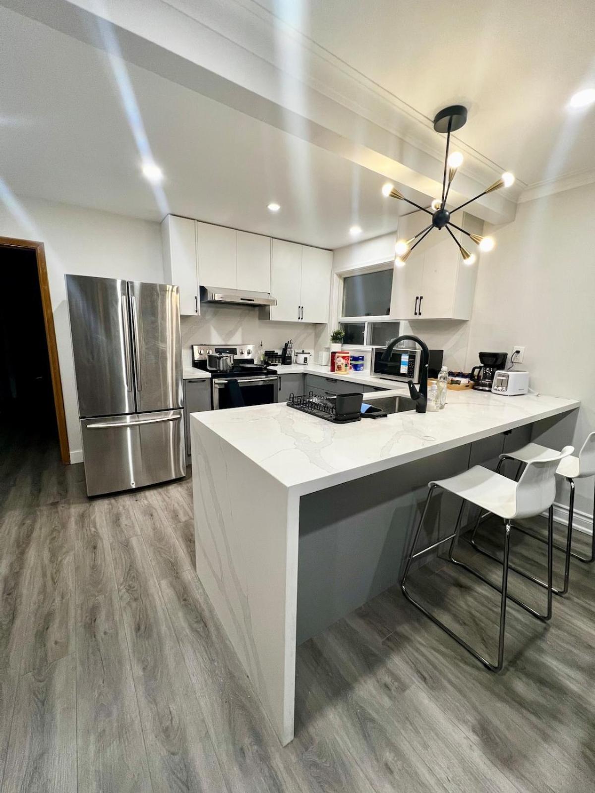 Spacious Private Upper Floor 4br 5 Beds 2 Bath & Kitchen * Toronto