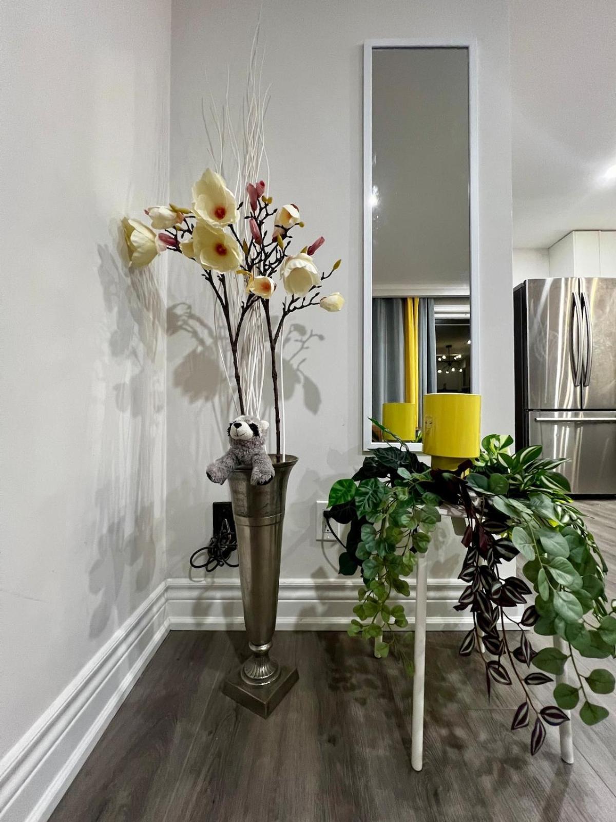 Spacious Private Upper Floor 4br 5 Beds 2 Bath & Kitchen Apartment Toronto