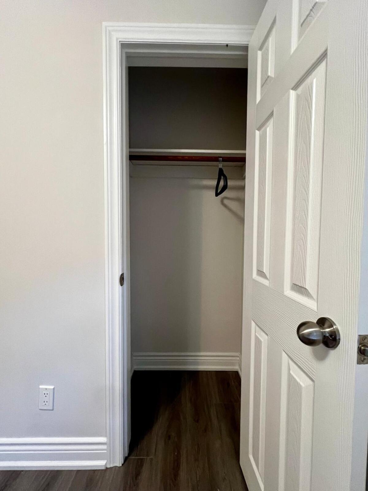 Apartment Spacious Private Upper Floor 4br 5 Beds 2 Bath & Kitchen