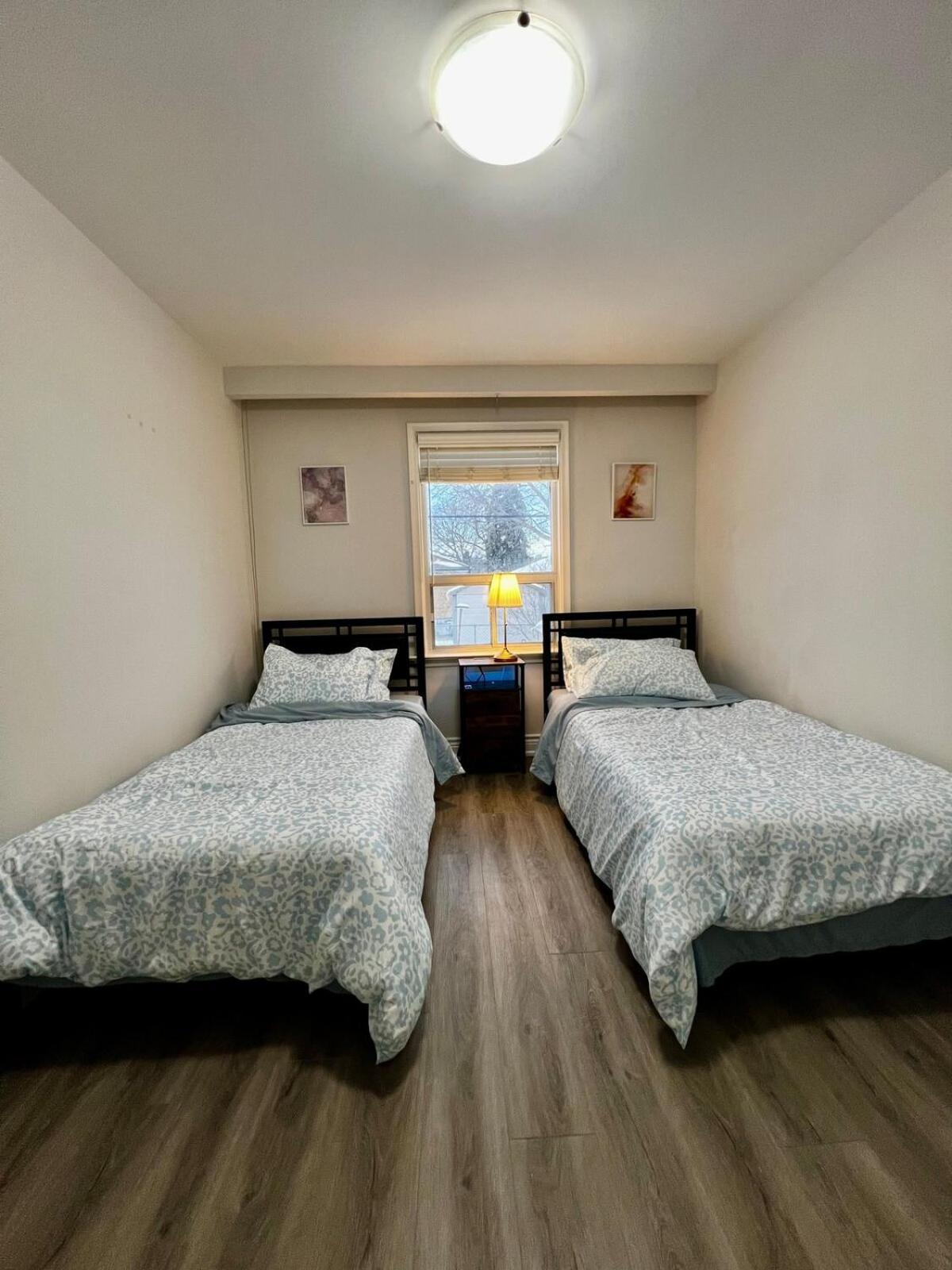 Spacious Private Upper Floor 4br 5 Beds 2 Bath & Kitchen Apartment *